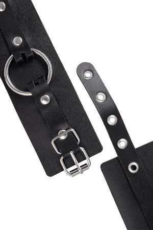 Черные оковы из толстой кожи с люверсами